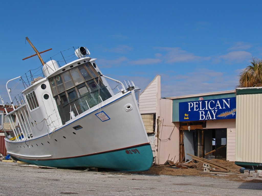Schiff nach Tsunami an Land